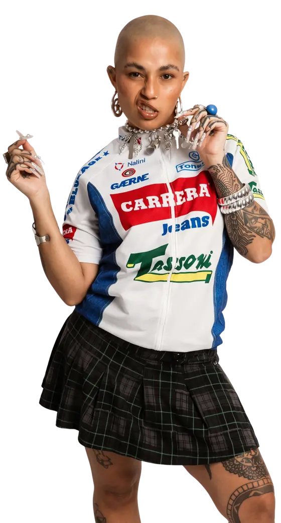 Modelo de camiseta esportiva e saia xadrez, com unhas longas e decoradas