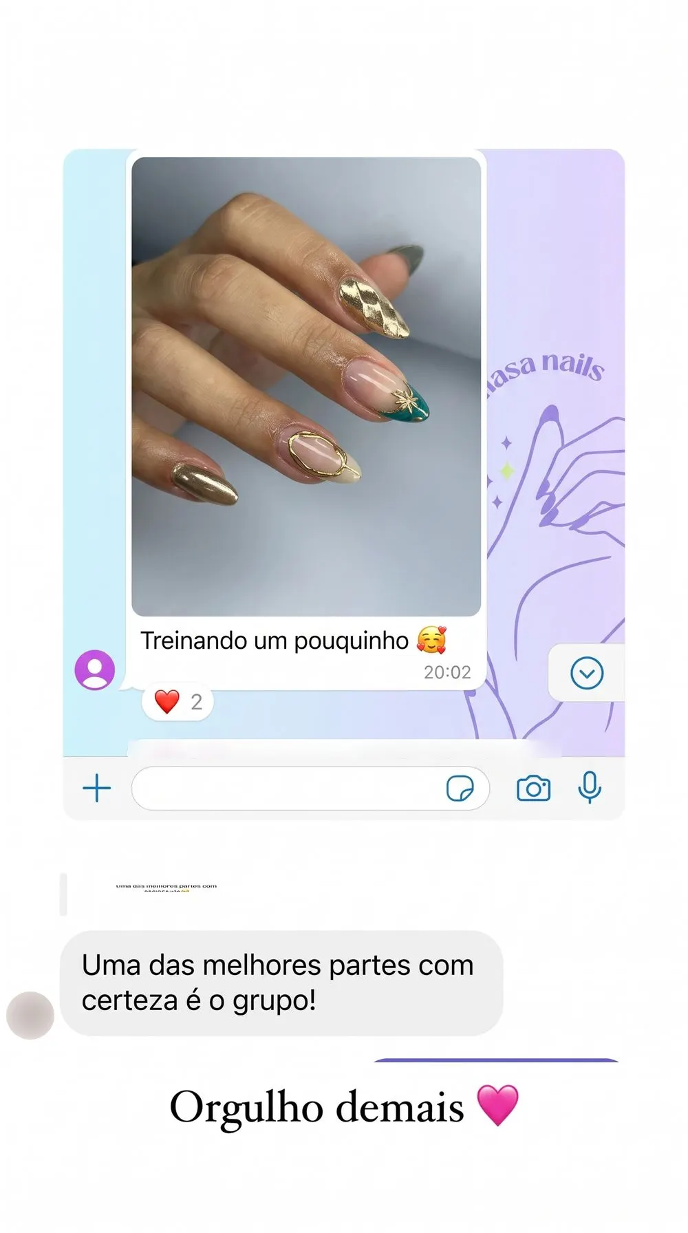 Foto de unhas com cromado dourado, francesinha verde e detalhes em ouro, com a mensagem: uma das melhores partes com certeza é o grupo