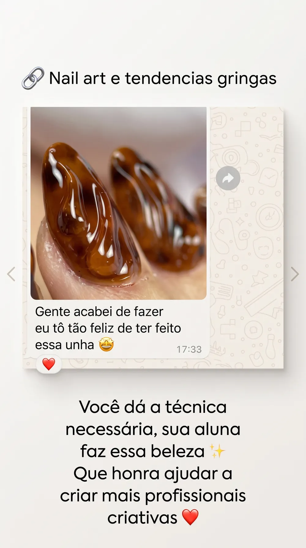 Foto de unhas marrons translúcidas com efeito casco de tartaruga, com a mensagem de aluna feliz por ter feito a unha