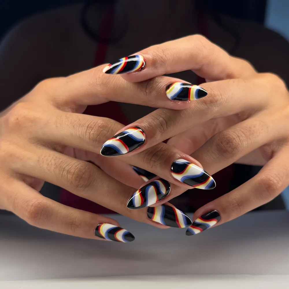 Traçados ondulados em preto, branco, vermelho, amarelo e azul