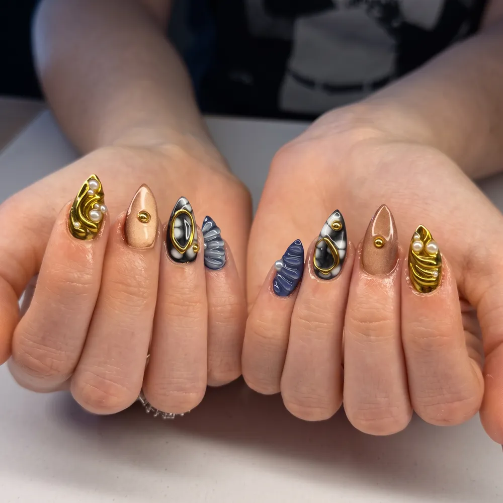 Unhas com texturas, cromado dourado e pérolas