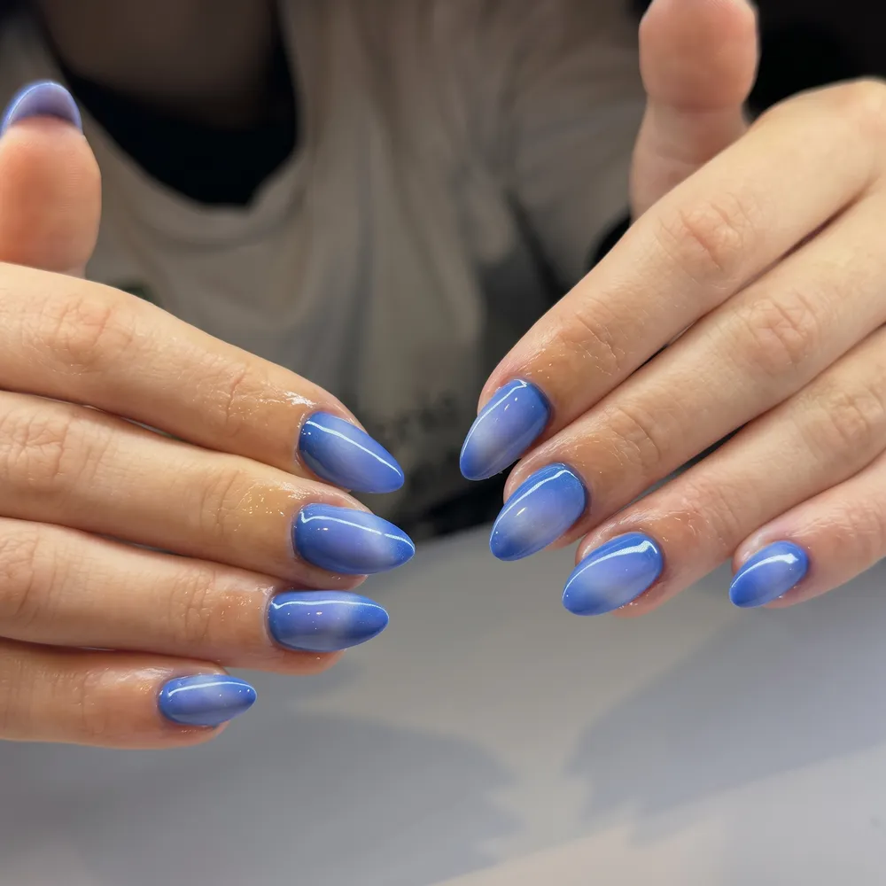 Unhas com degradê azul feito com aerógrafo